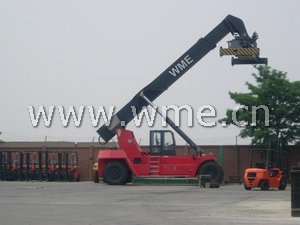 Reach Stacker CRS450