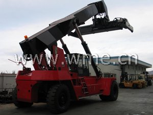 Reach Stacker CRS450